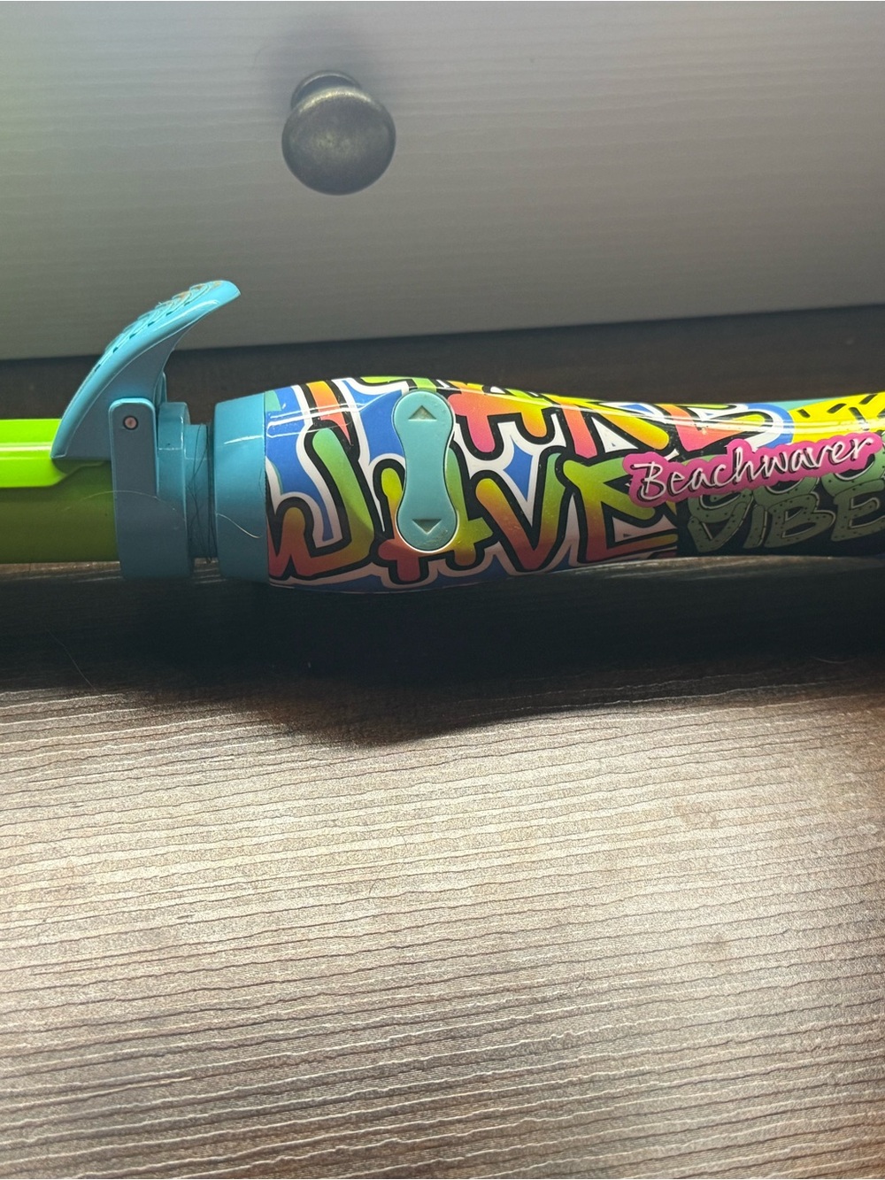 Beachwaver Vibes Hair Waver / Styling Tool – Colorful Graffiti Print